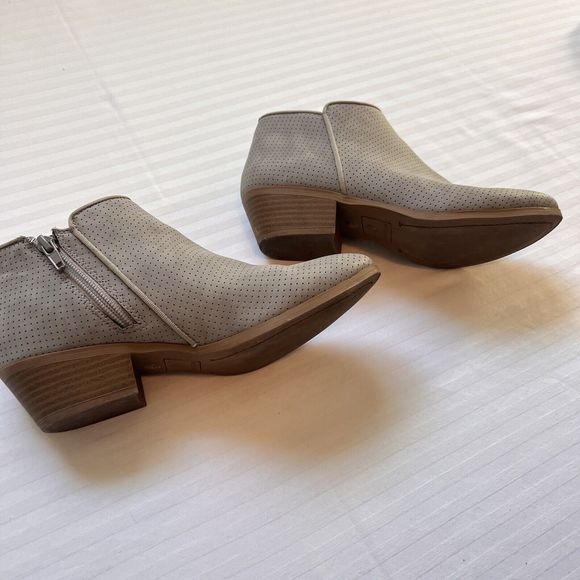 Women St. John's Bay Sz 5.5 Booties Taupe Dotted Faux Suede Ankle Boots - Picture 1 of 10